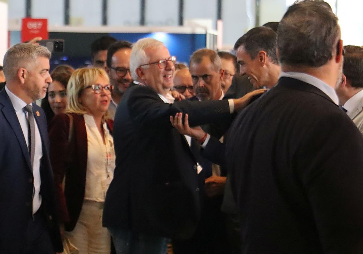 Imagen principal - Sánchez se da un baño de masas en León... sin pisar la calle