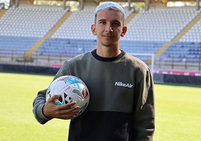 Luis Chacón posa en la entrevista para leonoticias.