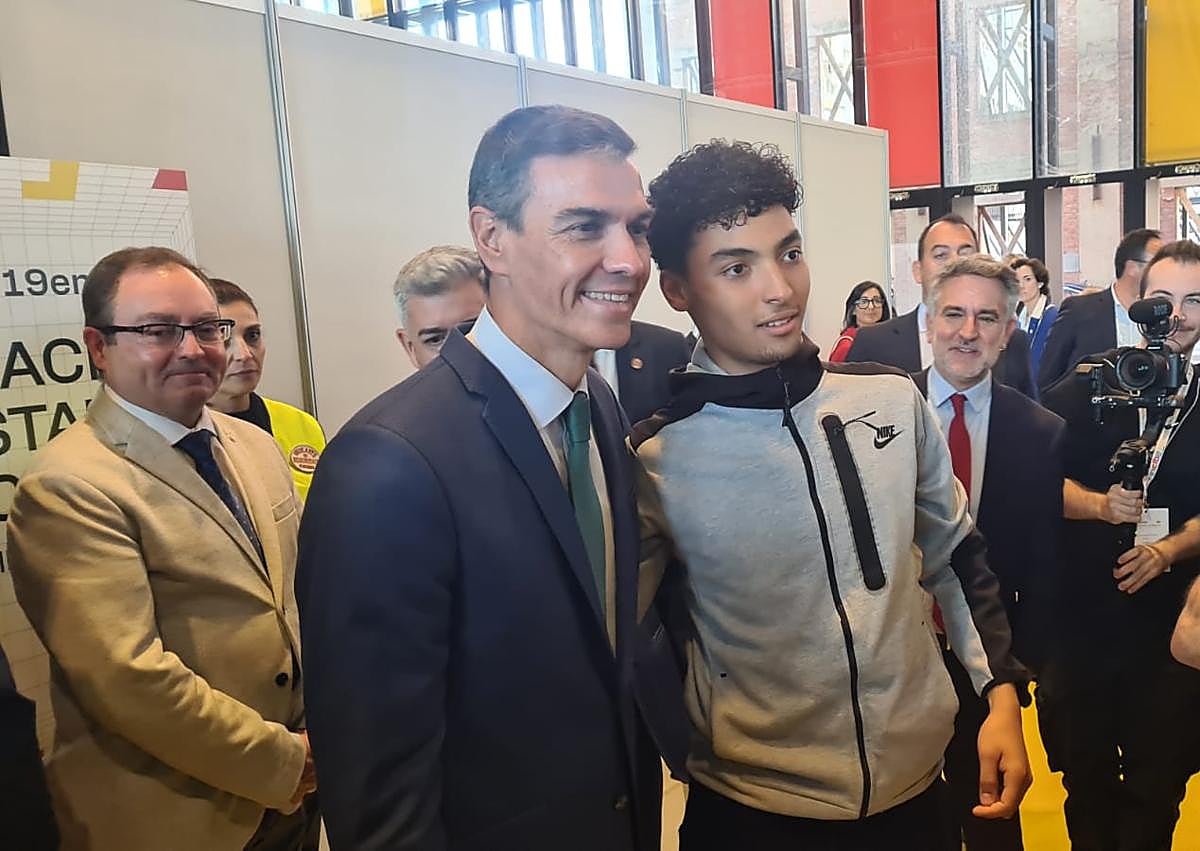 Imagen secundaria 1 - Sánchez se da un baño de masas en León... sin pisar la calle