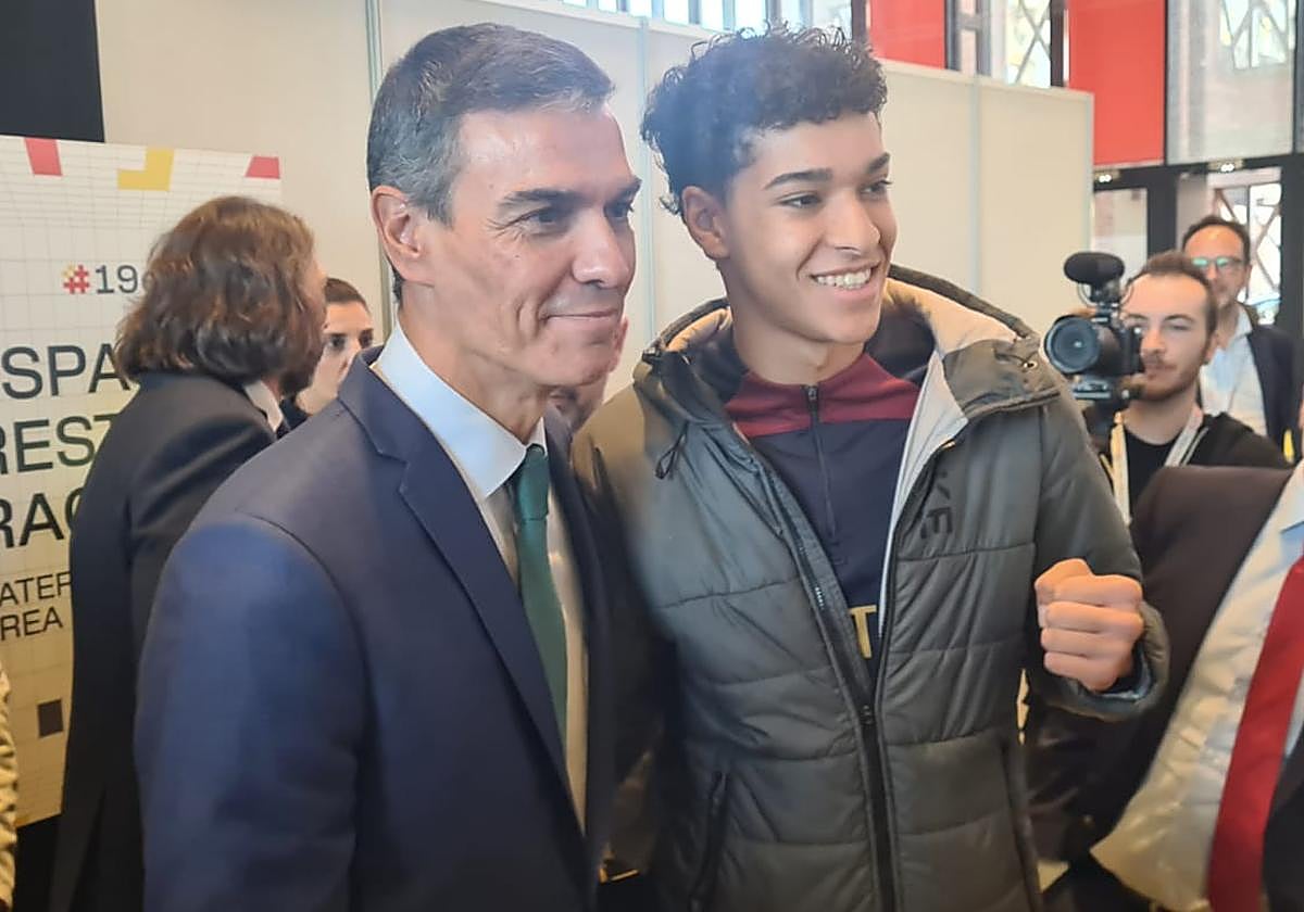 Un asistente de Enise se fotografía con Pedro Sánchez.