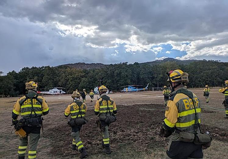 Personal de extinción yendo al incendio de Nogarejas.
