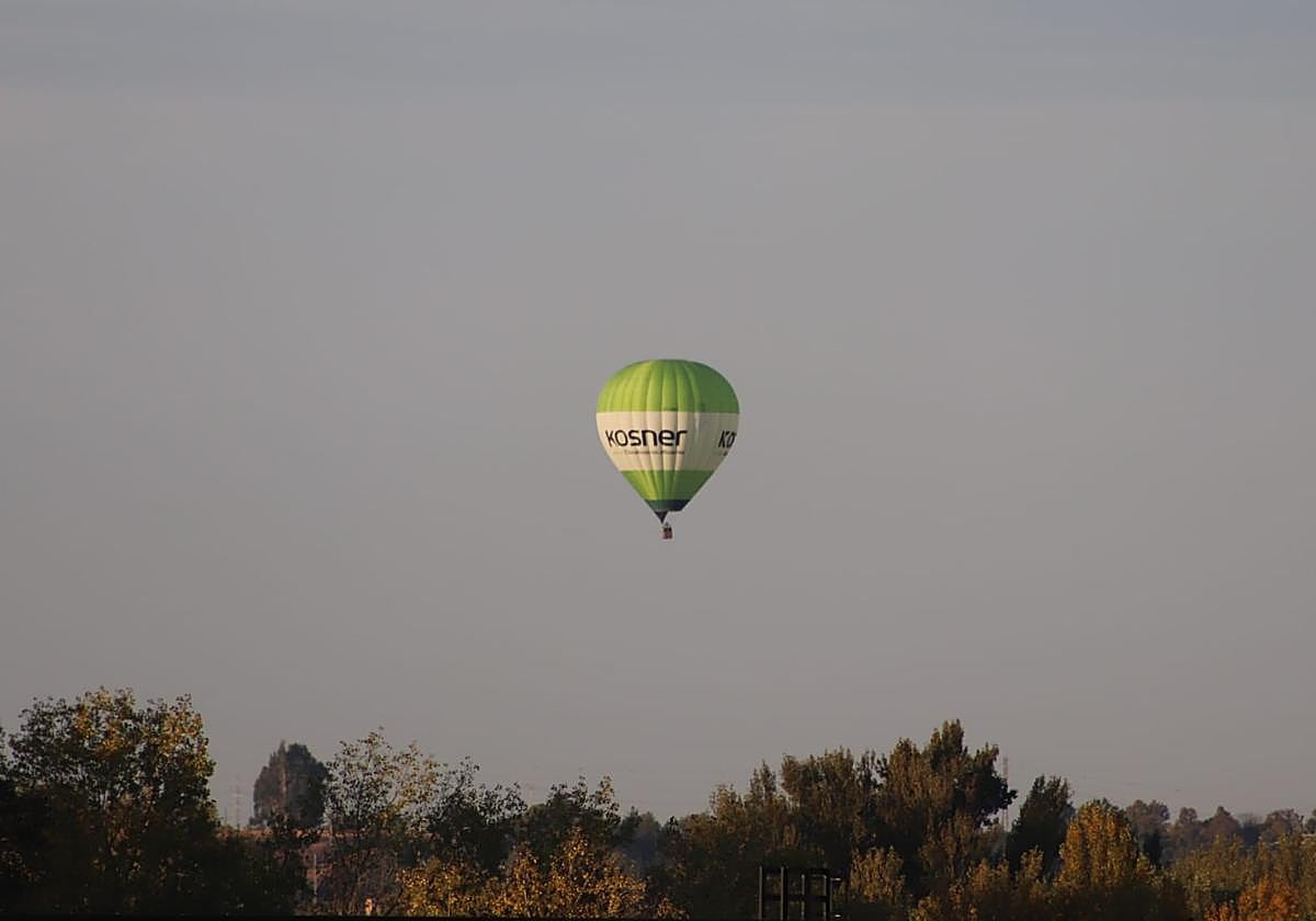 Imagen del globo aeroestático que sobrevuela León.