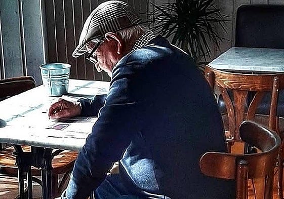 Imagen de Tito en el bar Villamor de Riello.