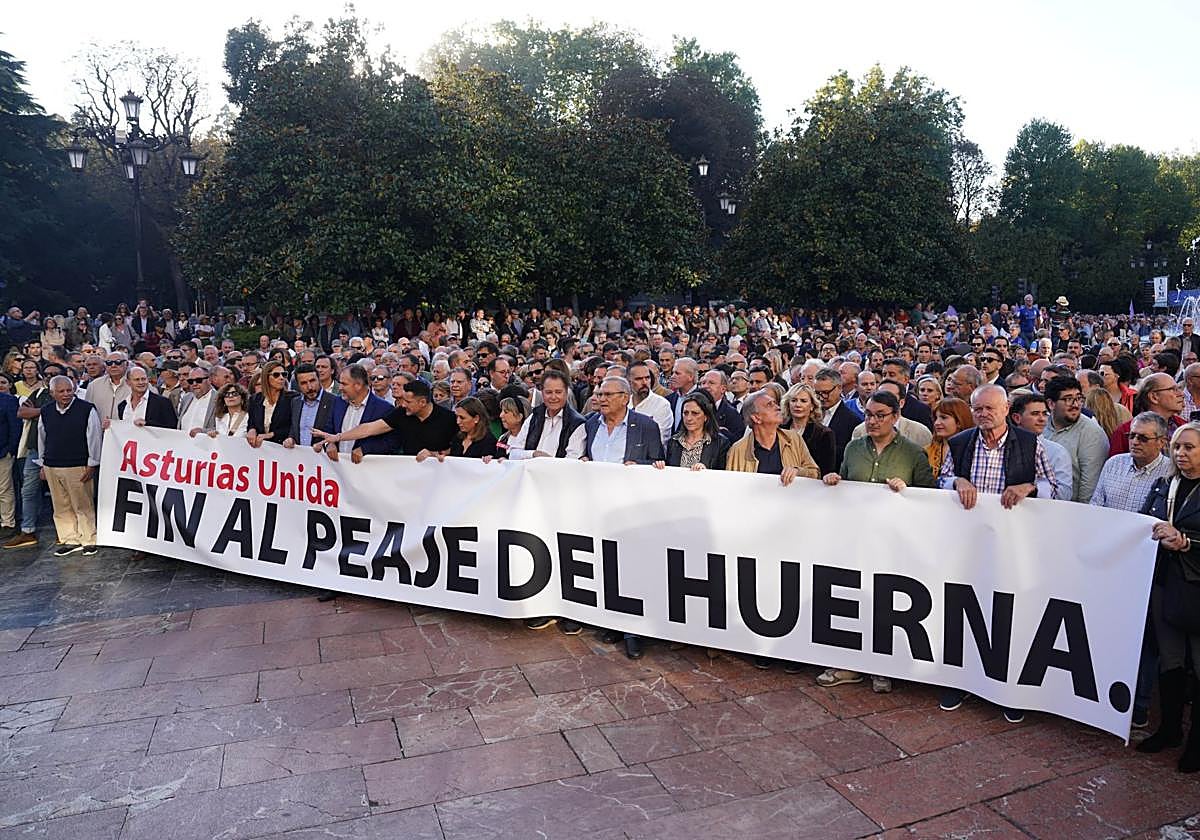 Varios miles de personas se manifiestan en Oviedo para exigir el fin del peaje de la AP-66.