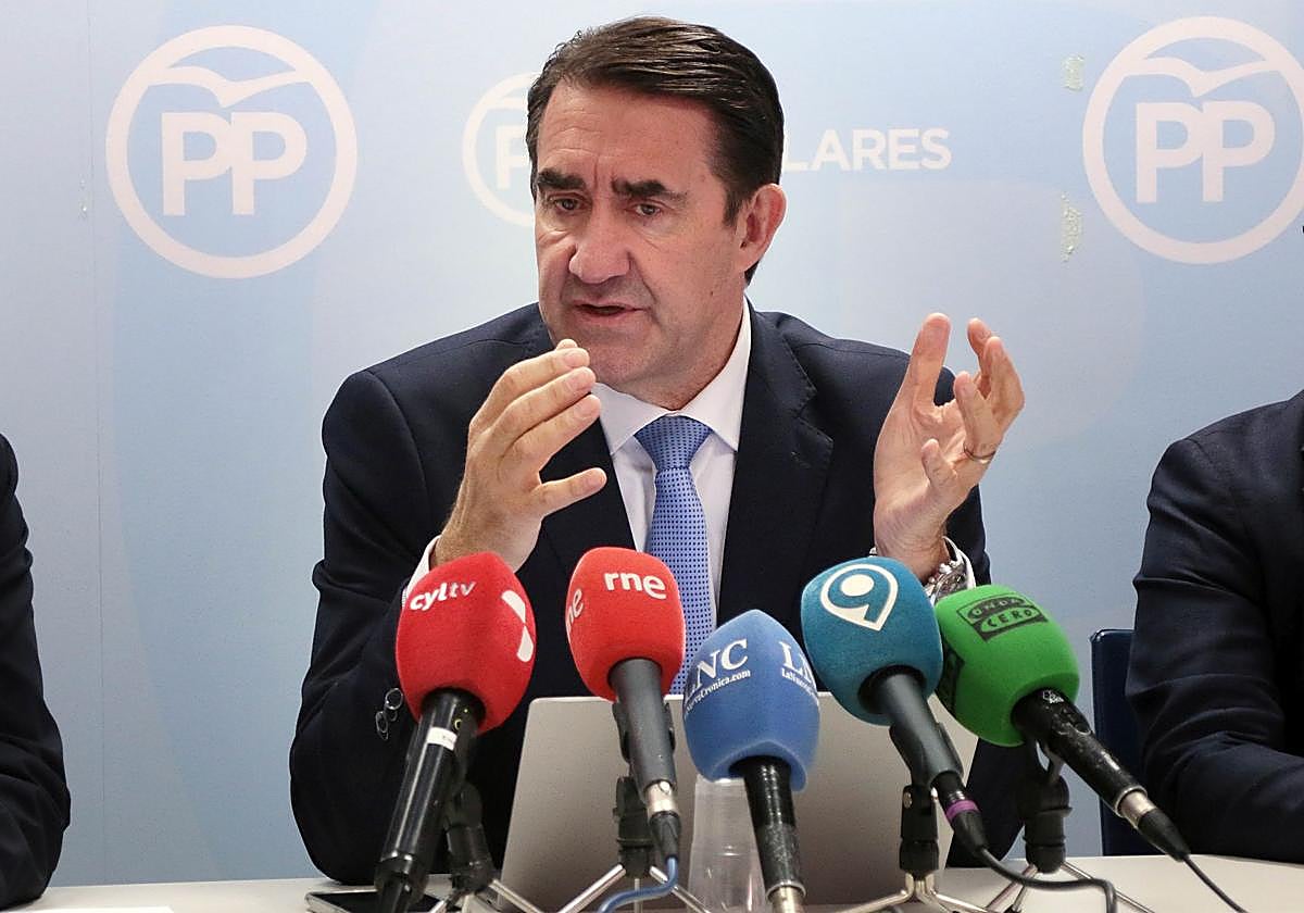 Juan Carlos Suárez-Quiñones, este viernes en la sede del PP de León.