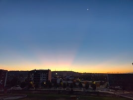 Los rayos de sol comienzan a asomar desde el Alto del Portillo en León al amanecer.