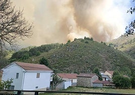 Imagen de Boca de Huérgano durante la ola de incendios que afectó al municipio.