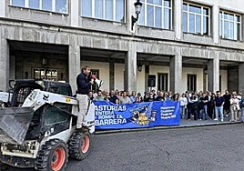 Daniel Ripa, impulsor de la denuncia ante la Comisión Europea, subido a una excavadora.
