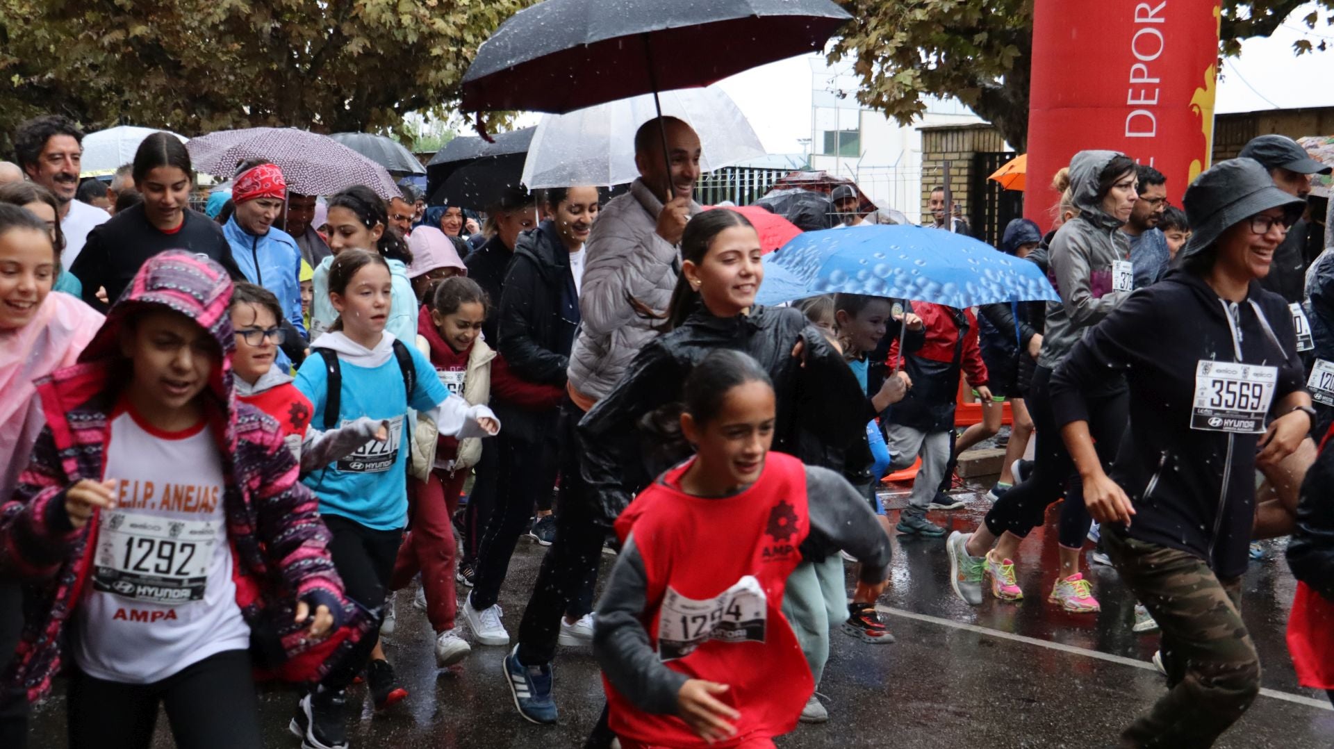Las mejores imágenes de la carrera popular de los &#039;10 kilómetros Ciudad de León 2025&#039;