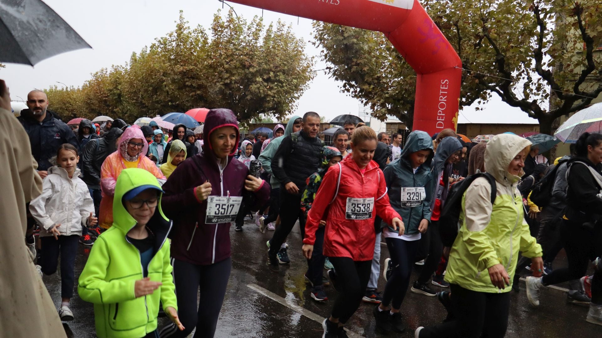 Las mejores imágenes de la carrera popular de los &#039;10 kilómetros Ciudad de León 2025&#039;