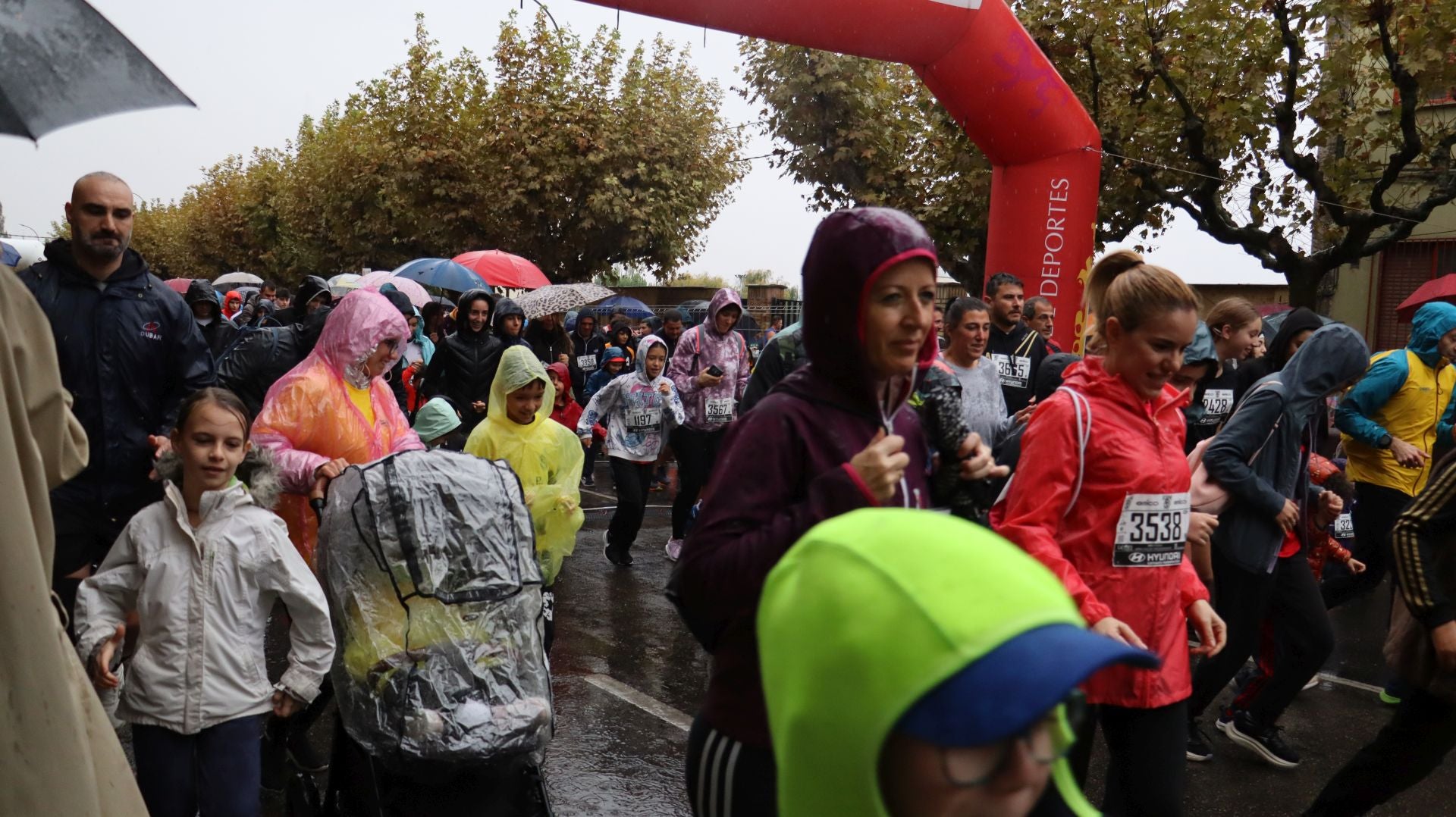 Las mejores imágenes de la carrera popular de los &#039;10 kilómetros Ciudad de León 2025&#039;