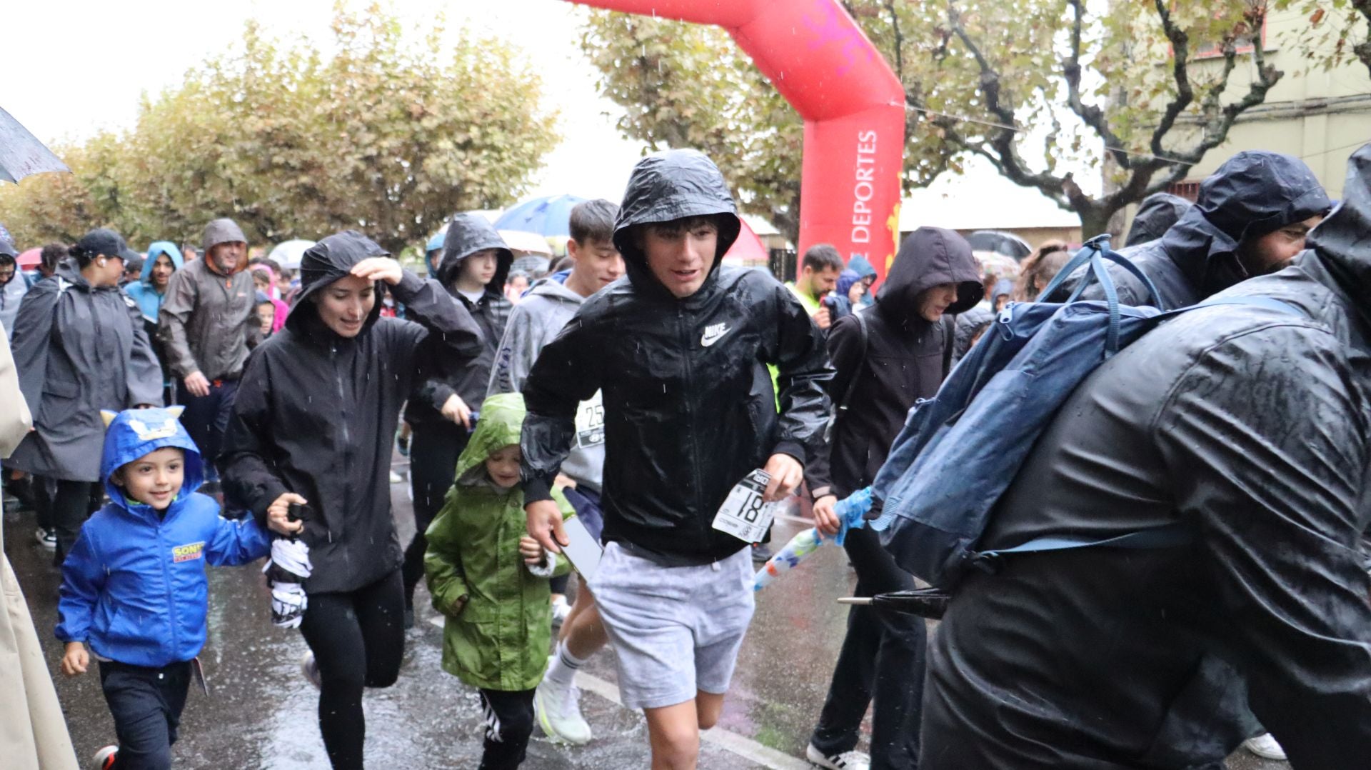 Las mejores imágenes de la carrera popular de los &#039;10 kilómetros Ciudad de León 2025&#039;