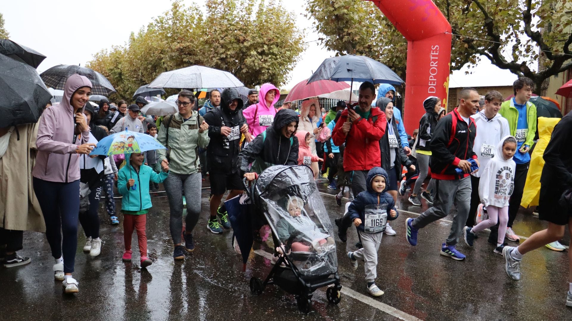 Las mejores imágenes de la carrera popular de los &#039;10 kilómetros Ciudad de León 2025&#039;