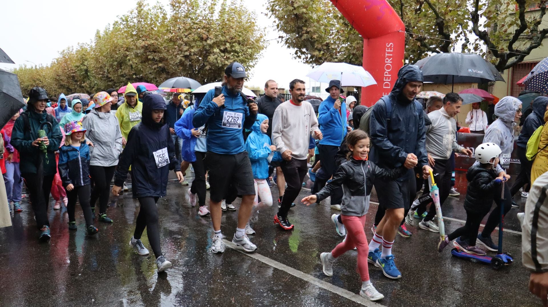 Las mejores imágenes de la carrera popular de los &#039;10 kilómetros Ciudad de León 2025&#039;