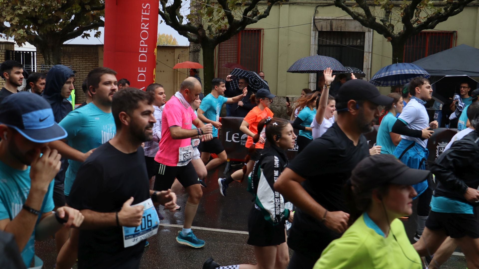 Imágenes de la salida de los &#039;10km Ciudad de León 2025&#039;
