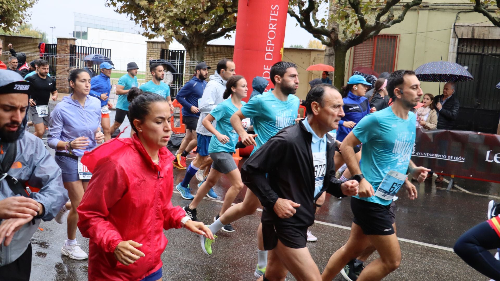Imágenes de la salida de los &#039;10km Ciudad de León 2025&#039;