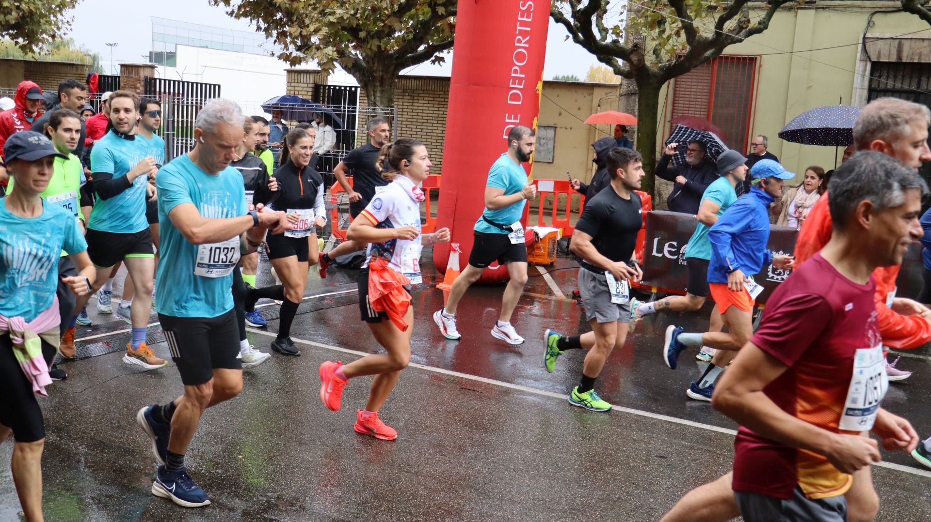 Imágenes de la salida de los &#039;10km Ciudad de León 2025&#039;