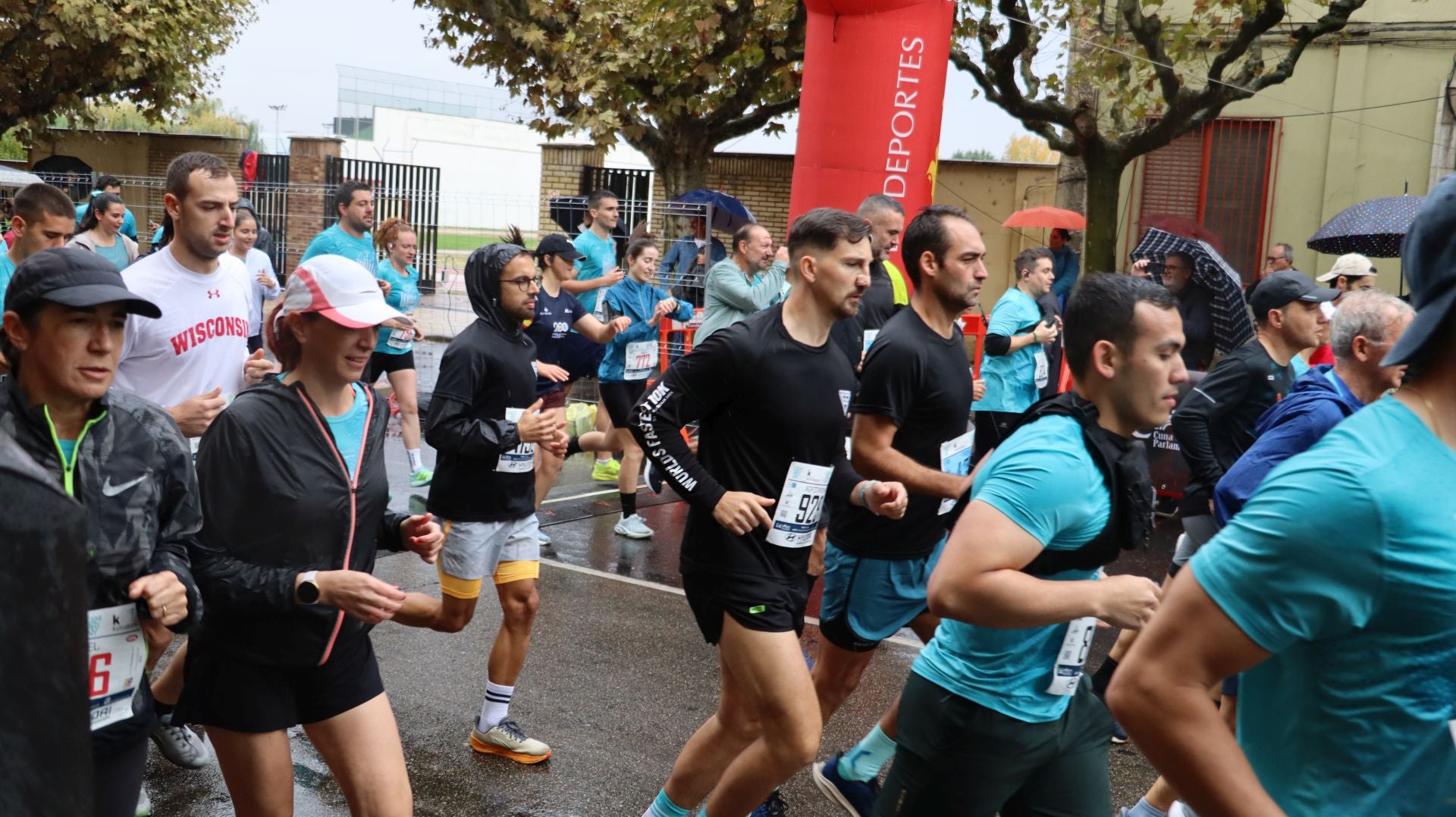 Imágenes de la salida de los &#039;10km Ciudad de León 2025&#039;