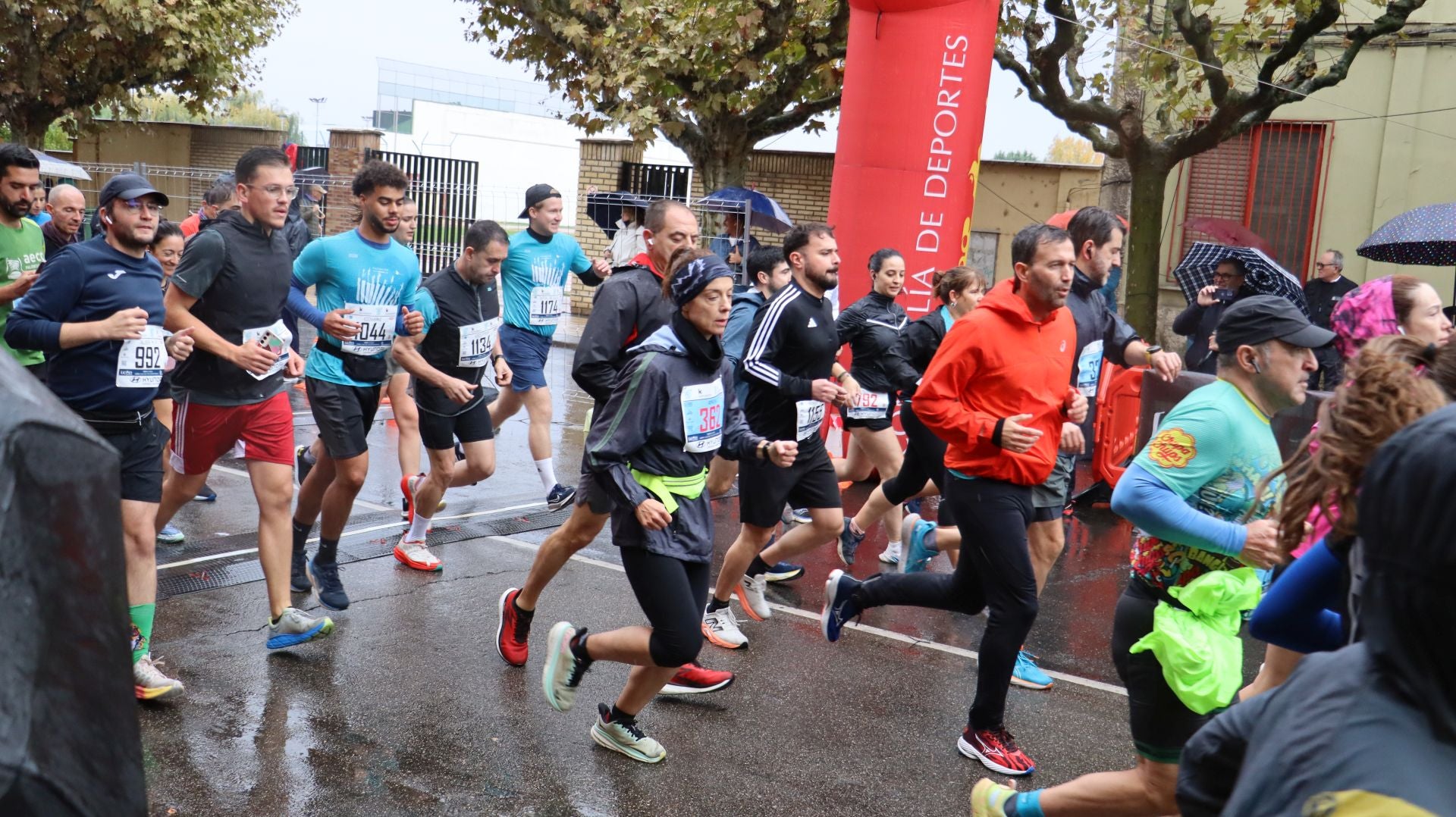 Imágenes de la salida de los &#039;10km Ciudad de León 2025&#039;