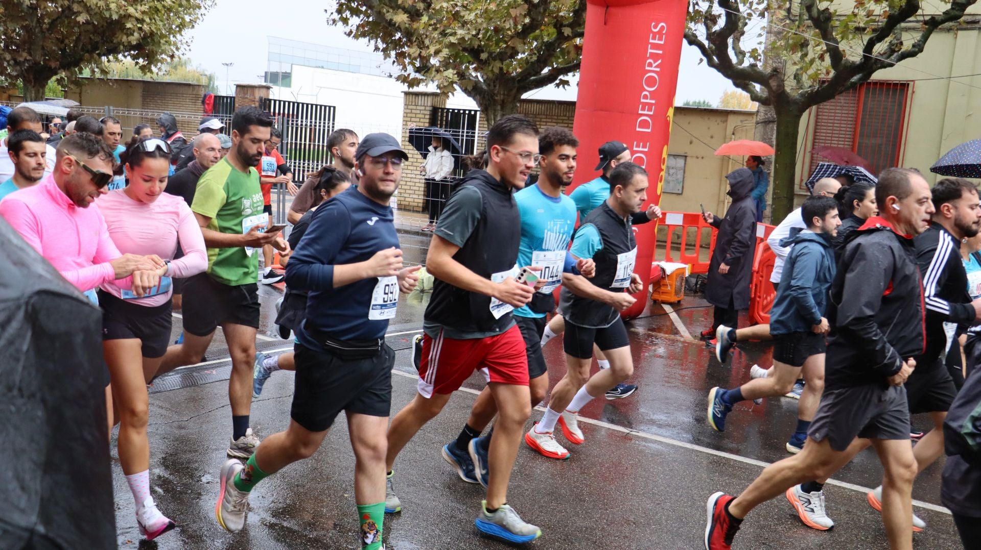 Imágenes de la salida de los &#039;10km Ciudad de León 2025&#039;