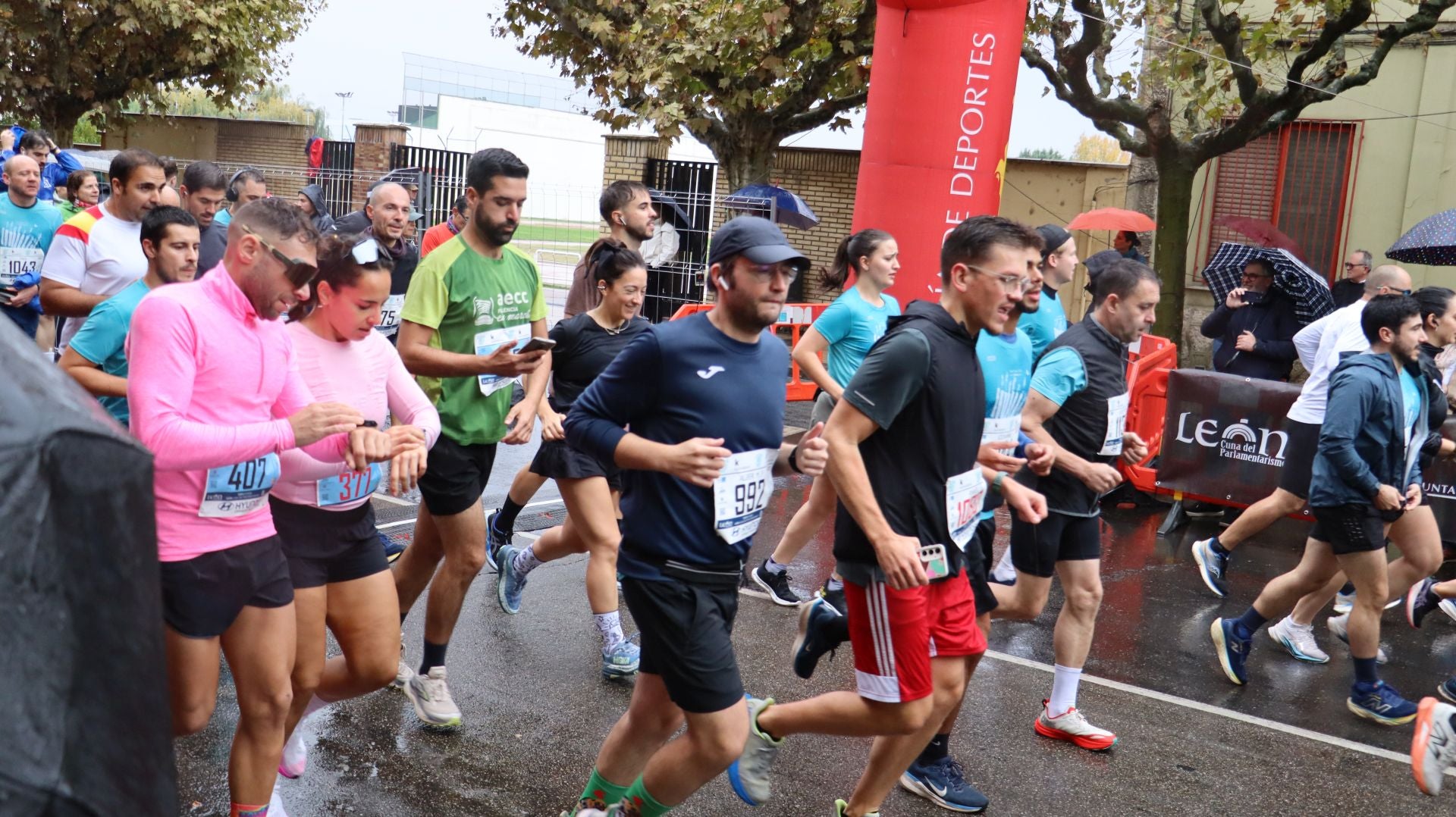 Imágenes de la salida de los &#039;10km Ciudad de León 2025&#039;
