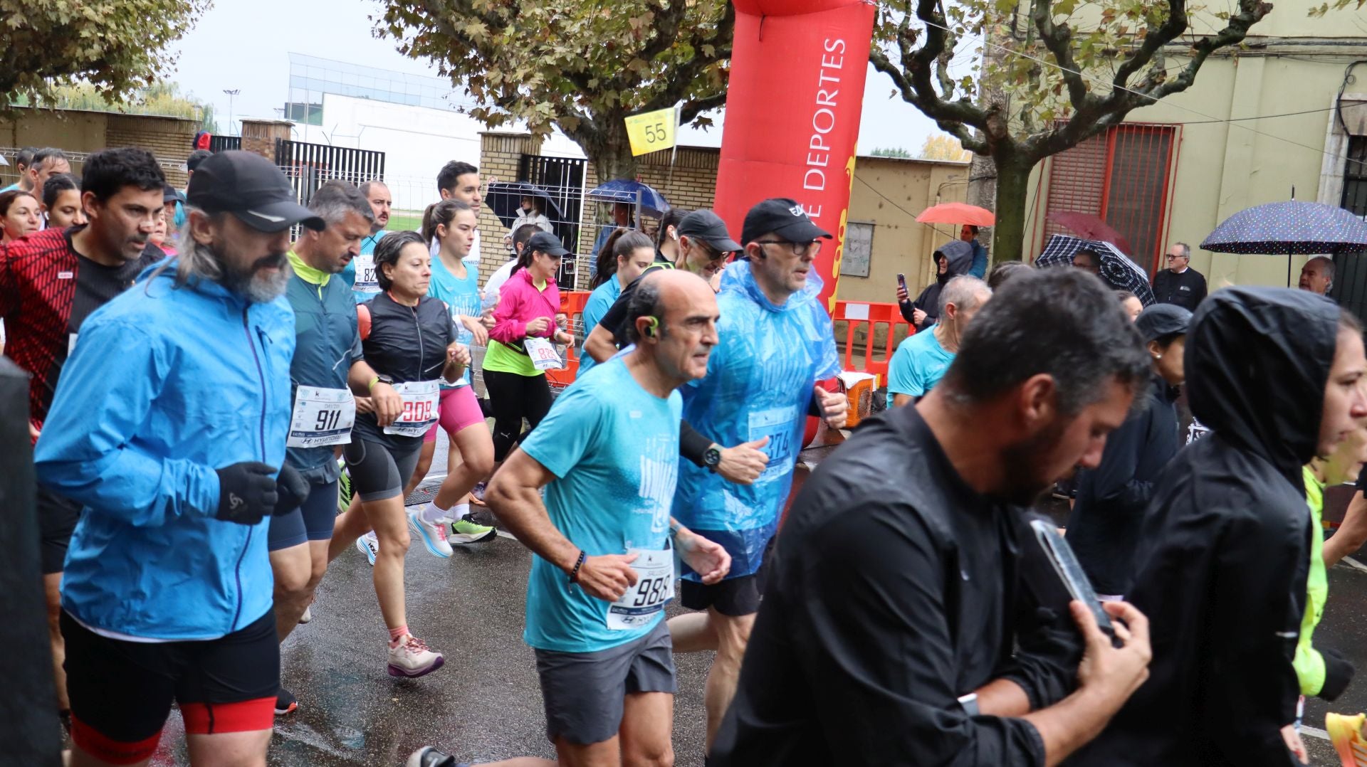 Imágenes de la salida de los &#039;10km Ciudad de León 2025&#039;