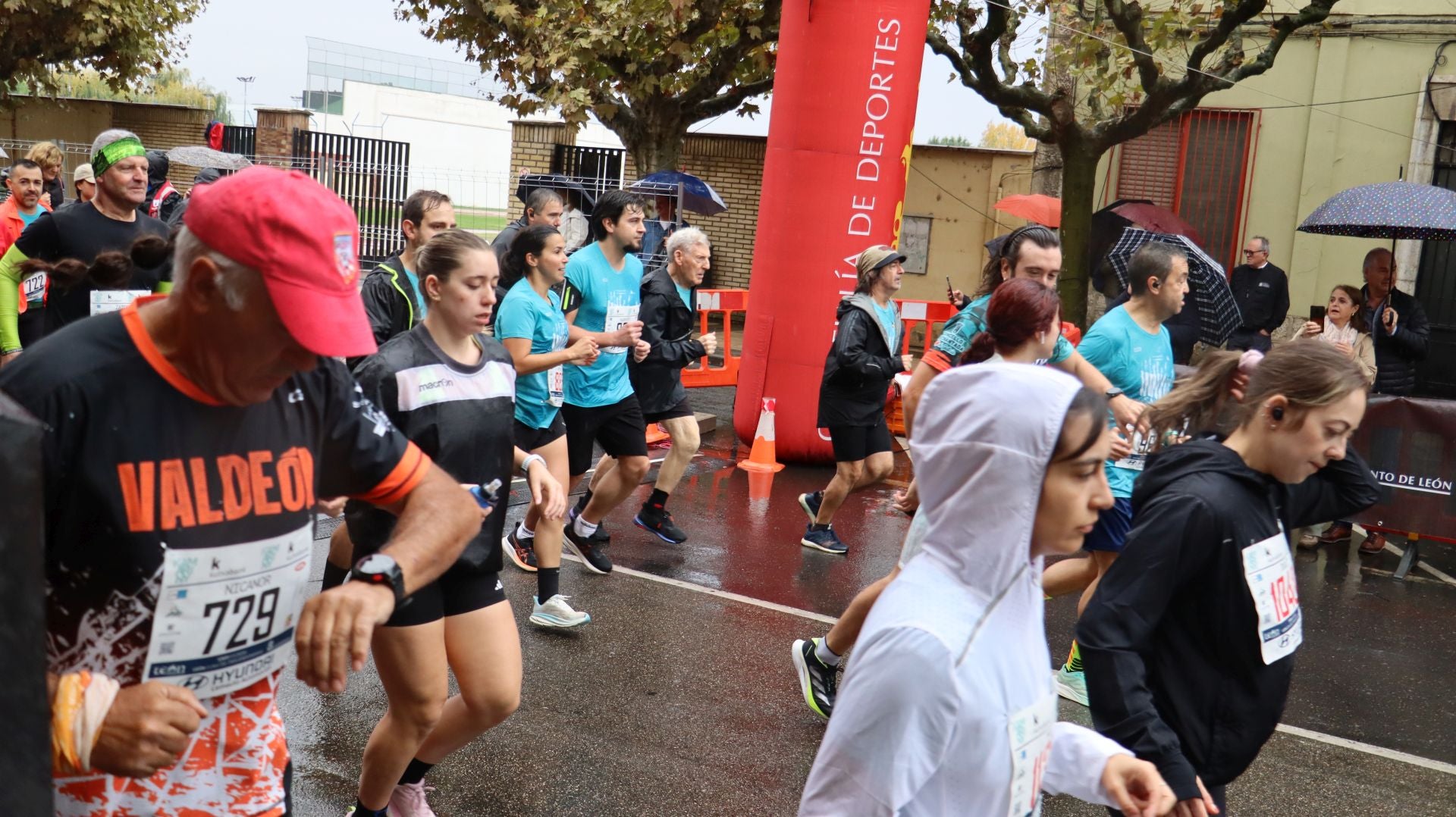Imágenes de la salida de los &#039;10km Ciudad de León 2025&#039;
