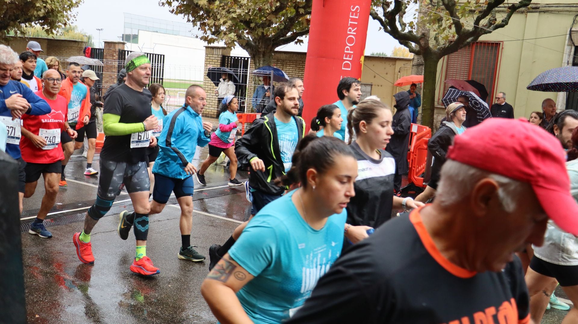 Imágenes de la salida de los &#039;10km Ciudad de León 2025&#039;