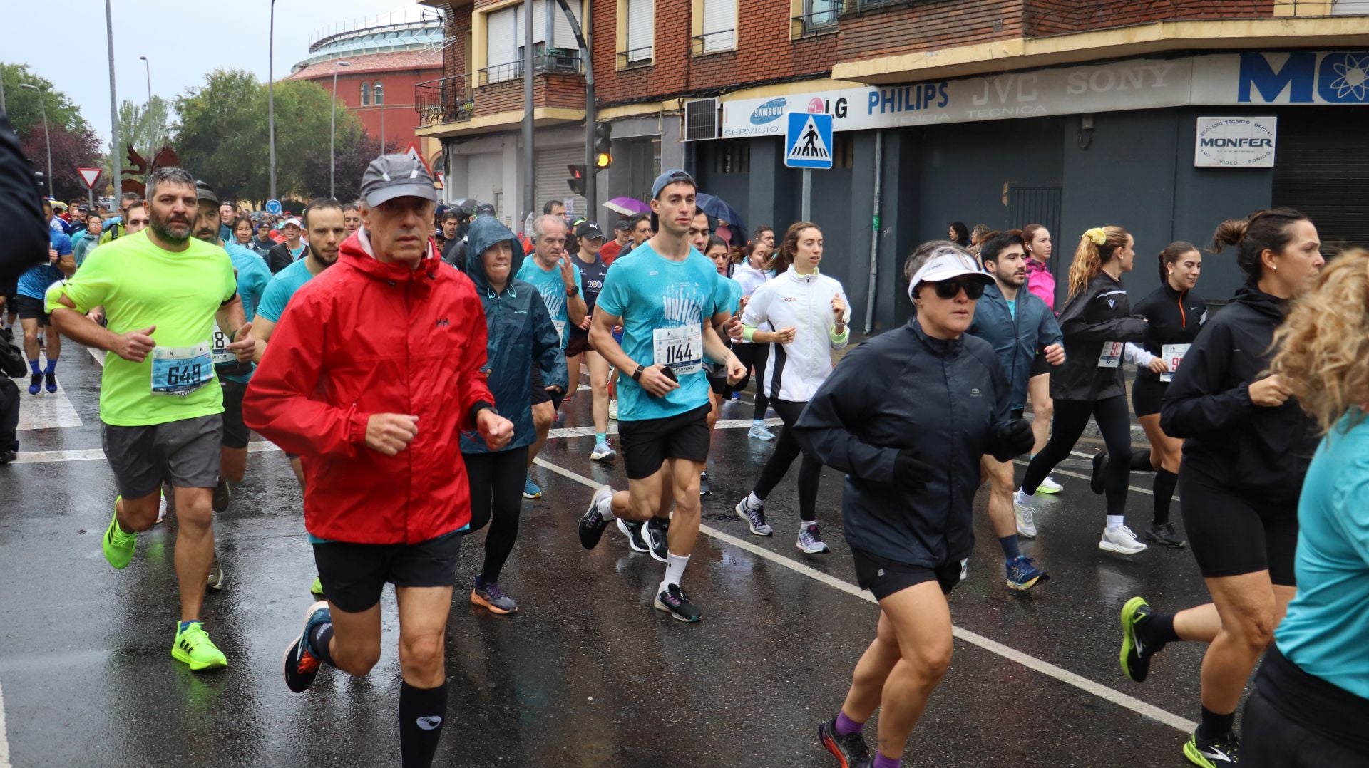 Imágenes de la salida de los &#039;10km Ciudad de León 2025&#039;