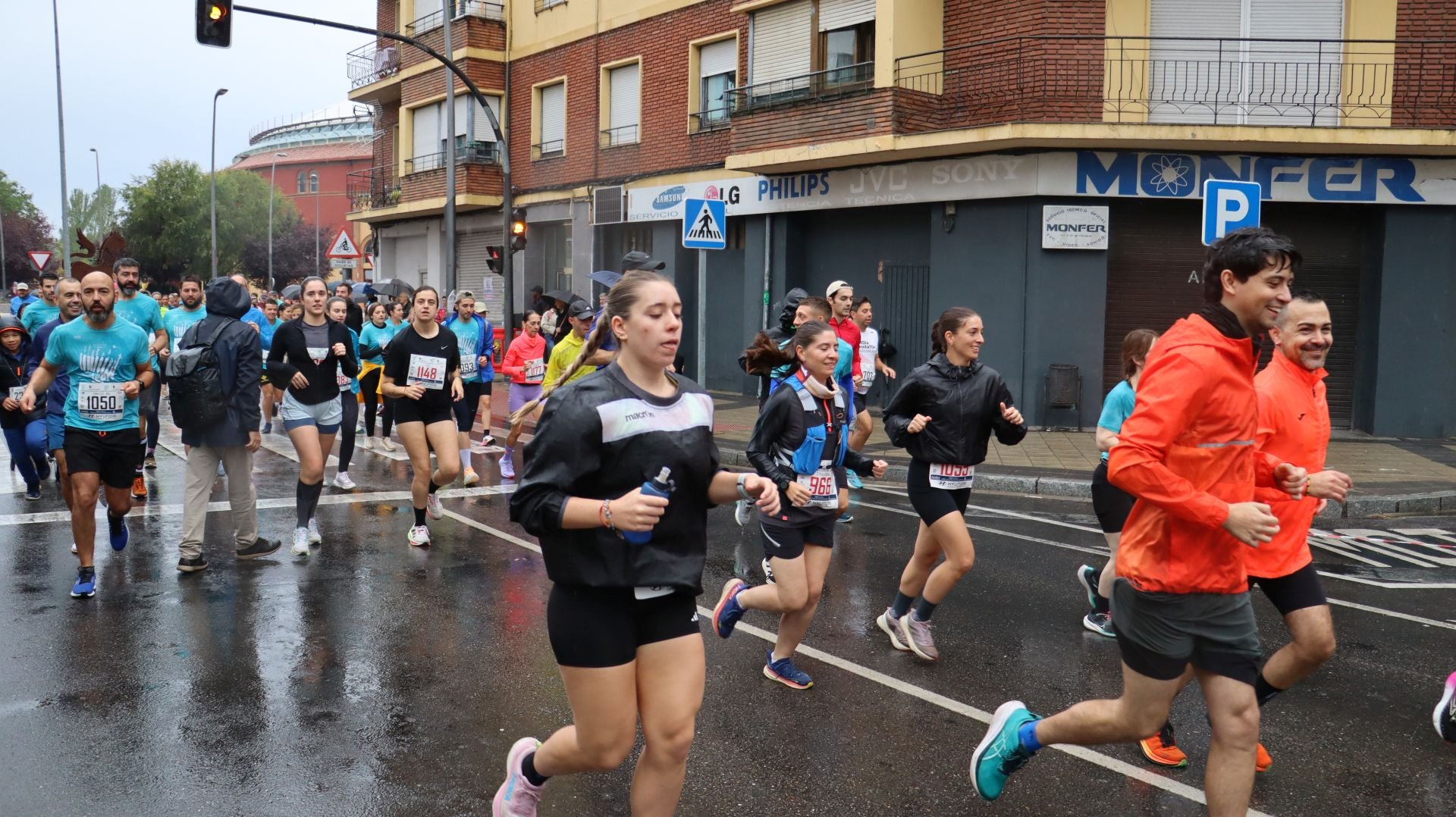 Imágenes de la salida de los &#039;10km Ciudad de León 2025&#039;