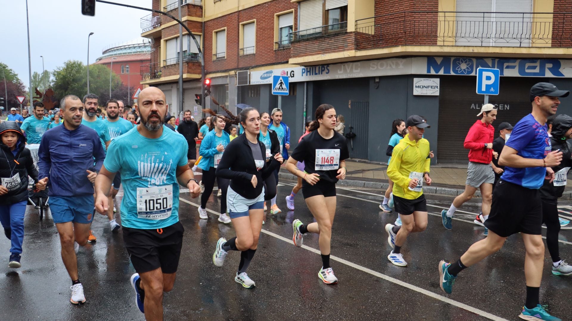 Imágenes de la salida de los &#039;10km Ciudad de León 2025&#039;
