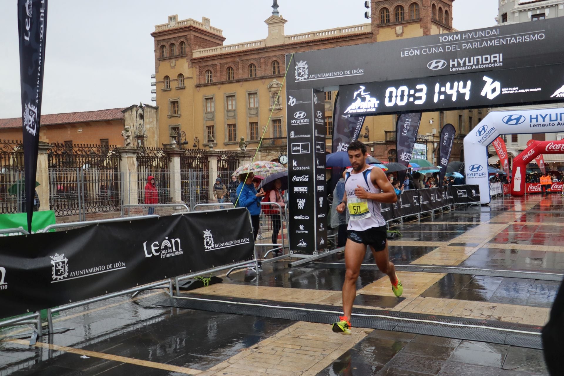 Todas las imágenes de la llegada de los &#039;10km Ciudad de León 2025&#039;
