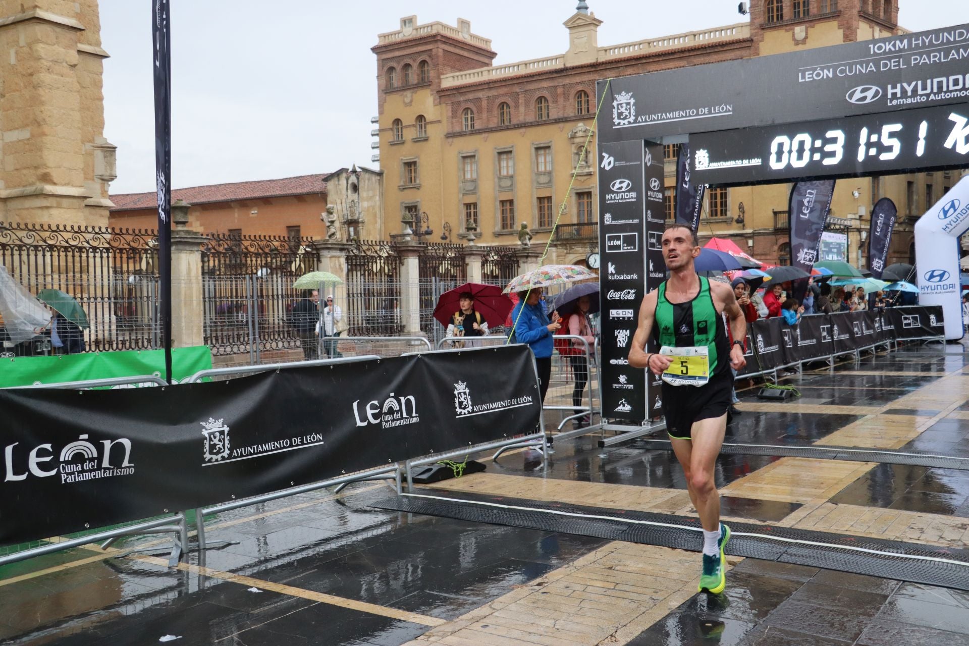 Todas las imágenes de la llegada de los &#039;10km Ciudad de León 2025&#039;