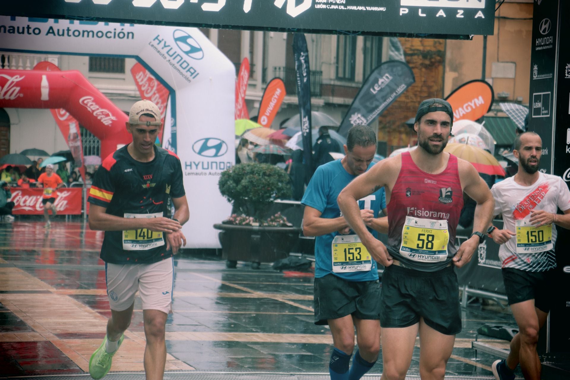 Todas las imágenes de la llegada de los &#039;10km Ciudad de León 2025&#039;