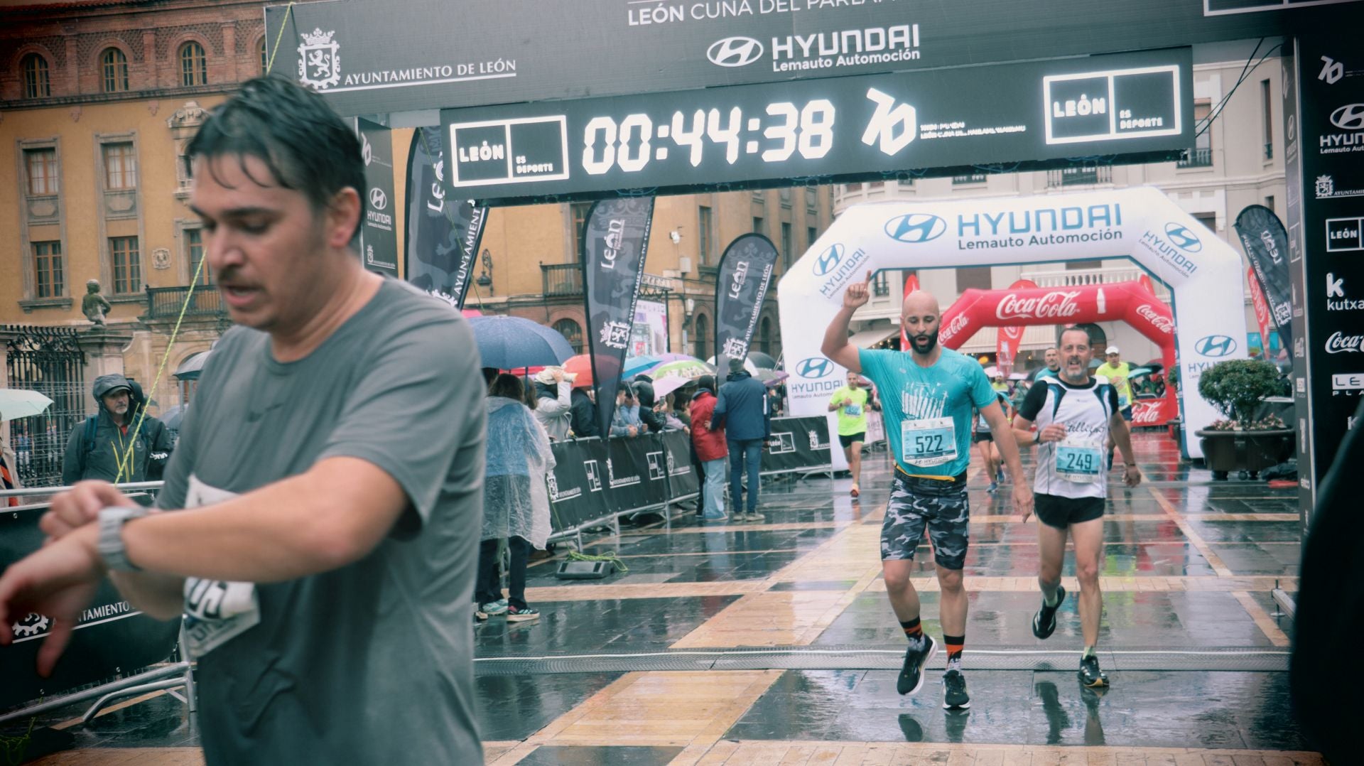 Todas las imágenes de la llegada de los &#039;10km Ciudad de León 2025&#039;