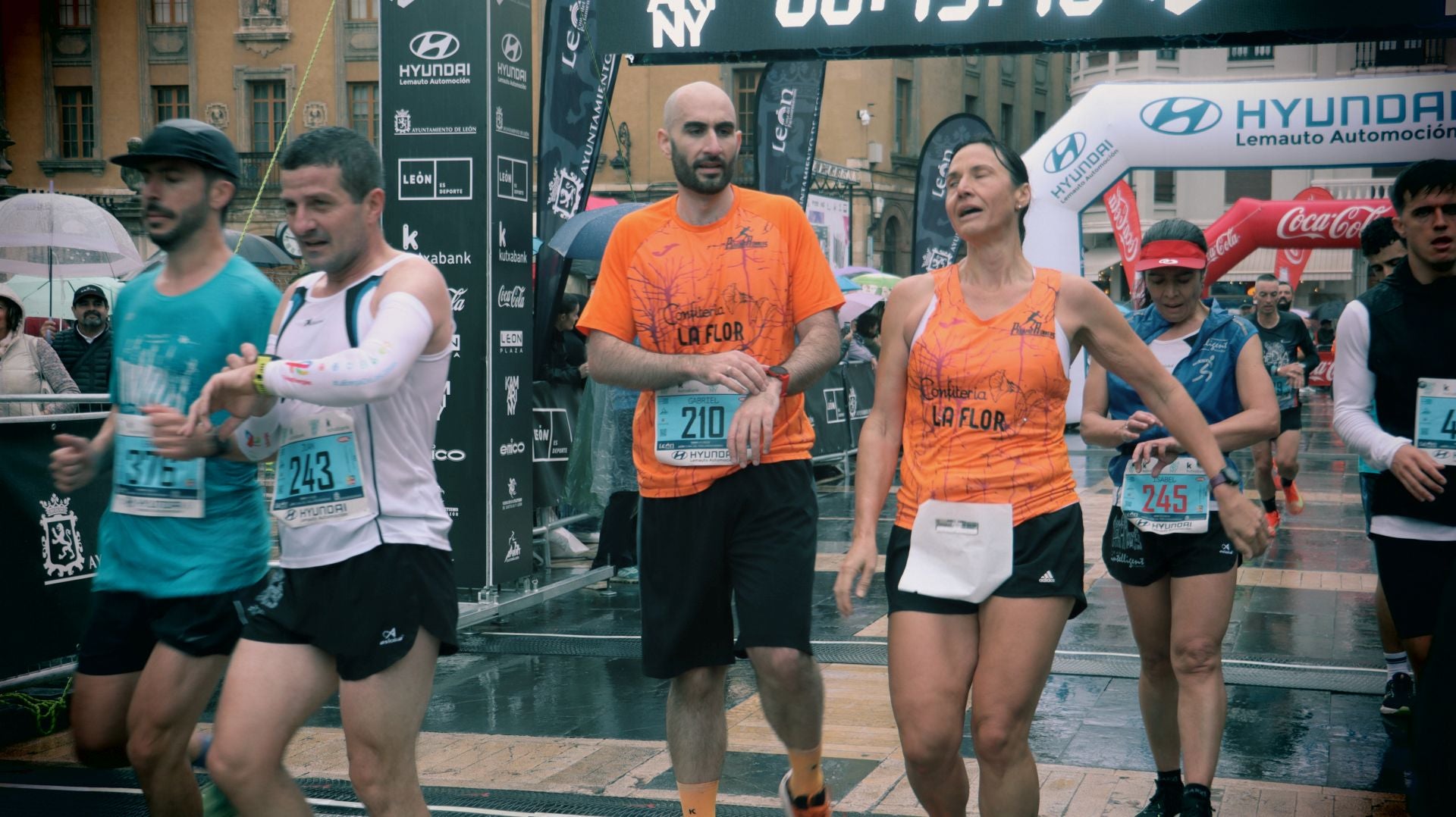 Todas las imágenes de la llegada de los &#039;10km Ciudad de León 2025&#039;