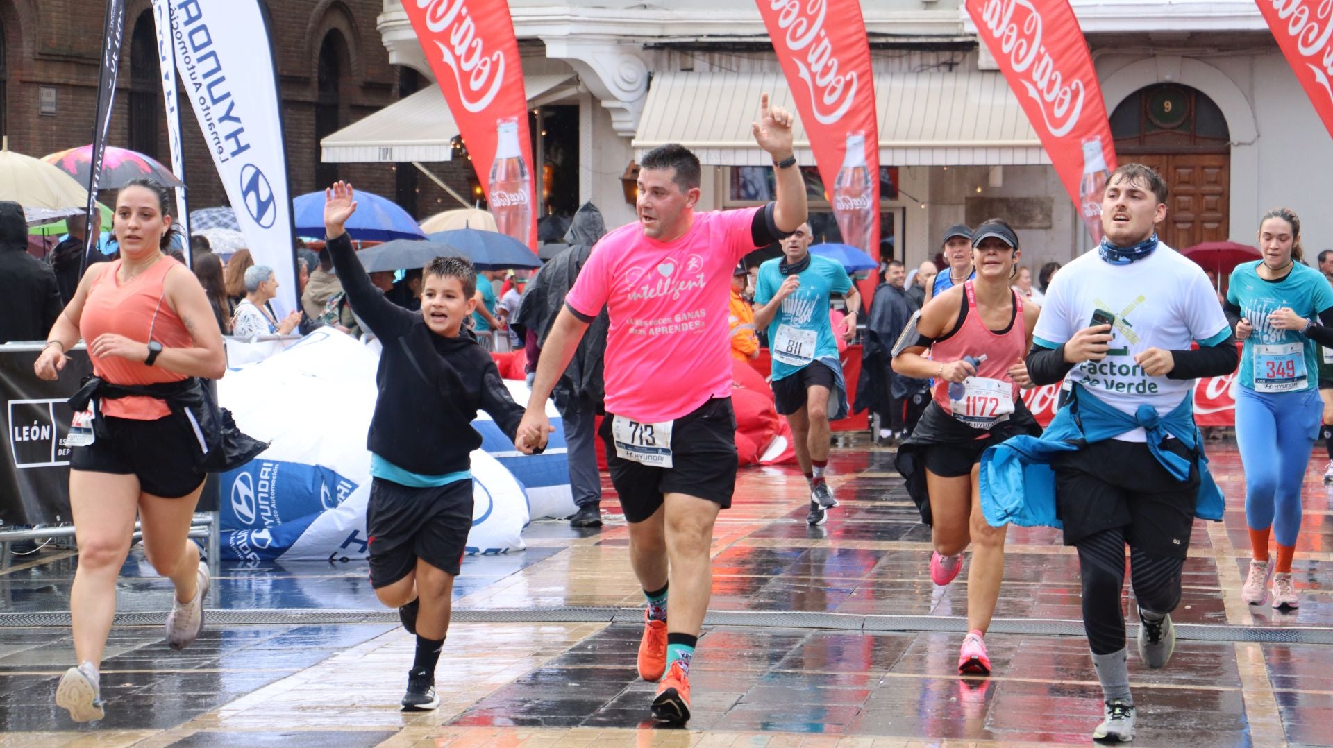 Todas las imágenes de la llegada de los &#039;10km Ciudad de León 2025&#039;
