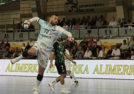Rodrigo Benites, en una acción del duelo ante Cuenca.