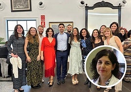 La doctora Ballesteros, junto a parte de su equipo.