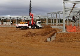 Lugar donde irán las pistas y la fachada trasera del edificio que será nuevo centro de la DGT en León.
