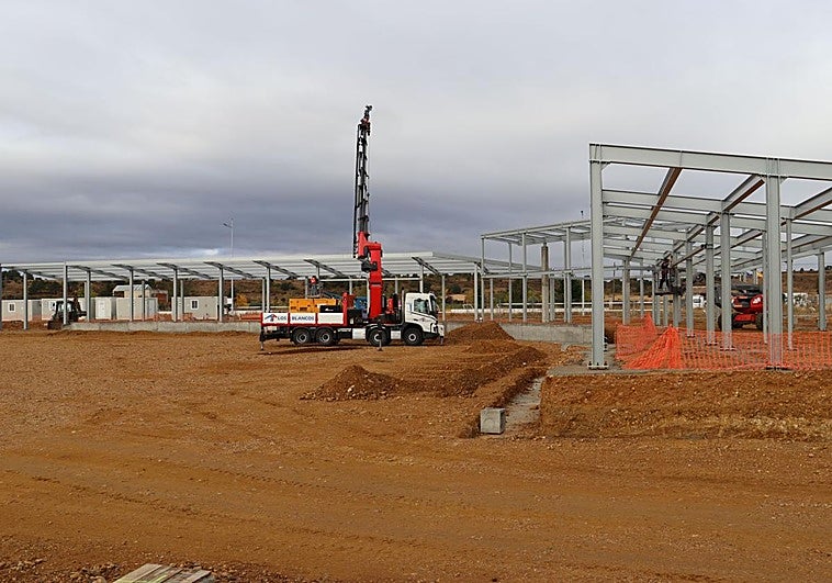 Lugar donde irán las pistas y la fachada trasera del edificio que será nuevo centro de la DGT en León.