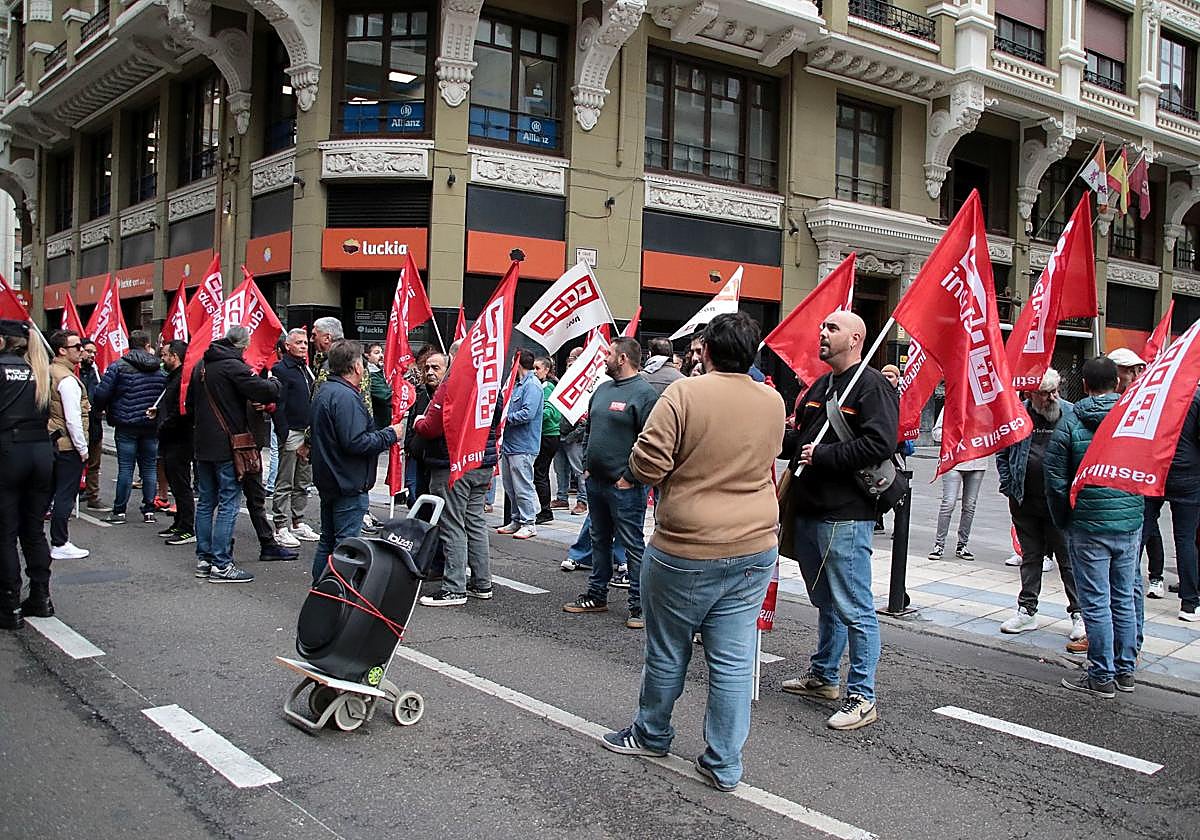 Concentración ante la negociación del convenio del metal en León