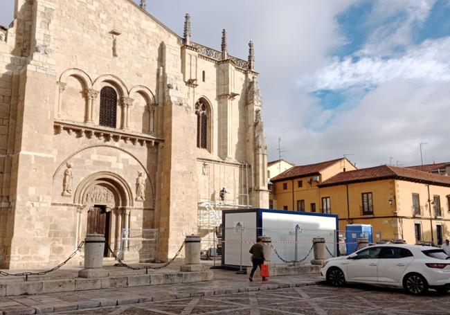 La caseta de obra y los andamios en San Isidoro.