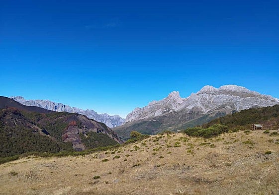 Los Picos de Europa, al fondo, y una ladera, a la derecha, tras uno de los incendios de este verano en León.