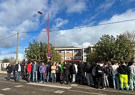 Profesores y alumnos del IES San Andrés se concentran a las puertas del centro educativo en protesta.