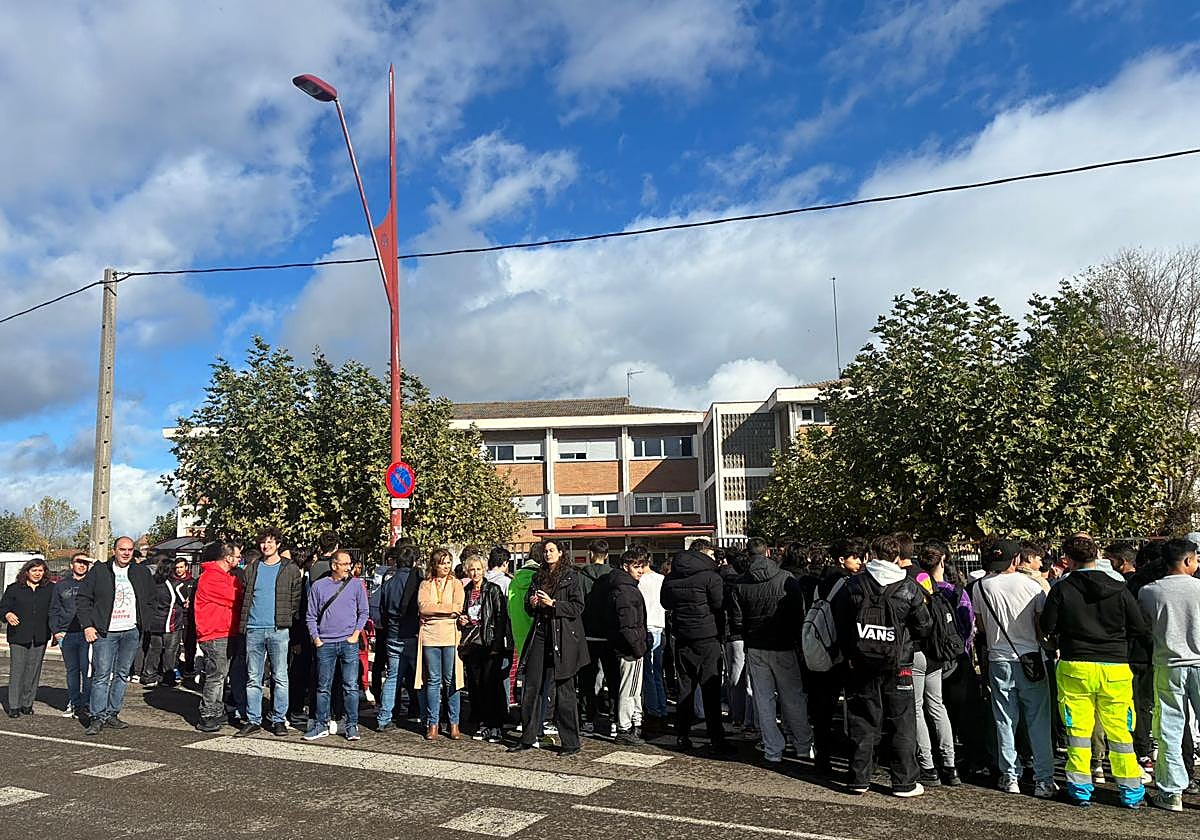 Profesores y alumnos del IES San Andrés se concentran a las puertas del centro educativo en protesta.