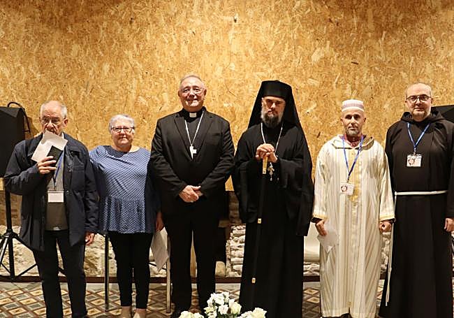 Los cinco representantes de las comunidades y el coordinador de las jornadas.