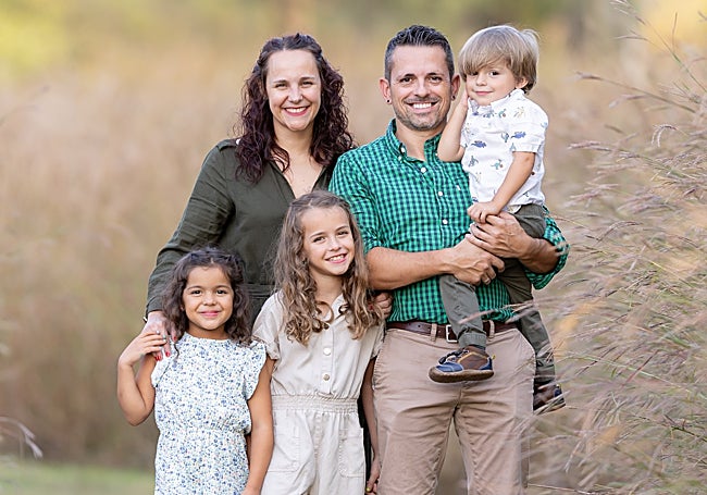 Pilar de la Puente, junto a su marido y sus tres hijos.