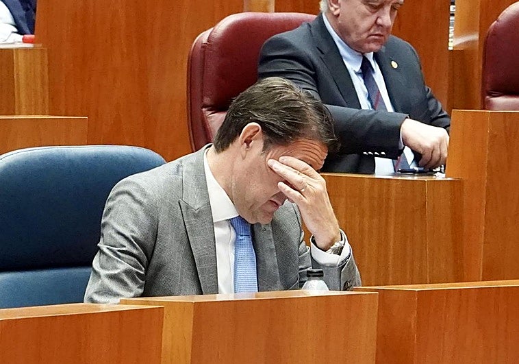 El consejero Medio Ambiente, Vivienda y Ordenación del Territorio Juan Carlos Suárez Quiñones en el Pleno de las Cortes.