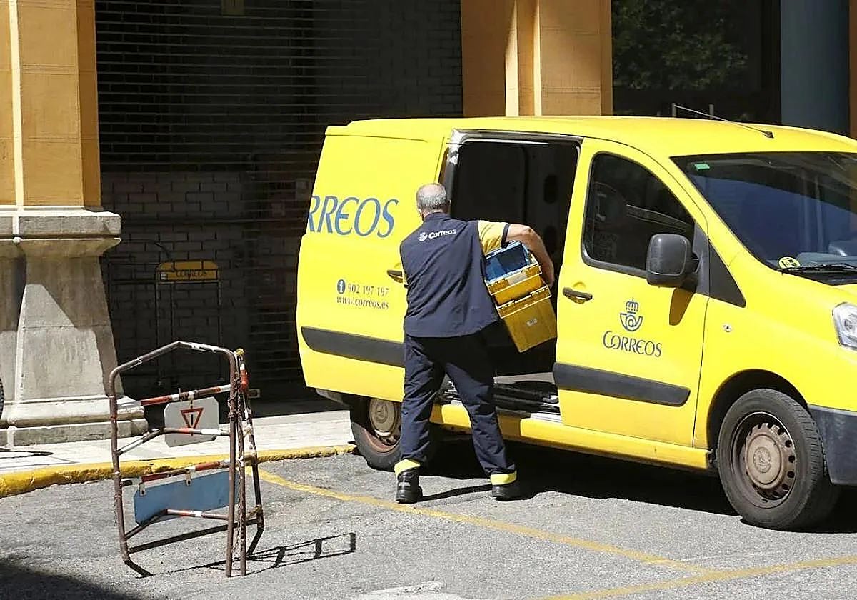 CCOO denuncia que Correos «convierte a los carteros rurales en vendedores de seguros» en León